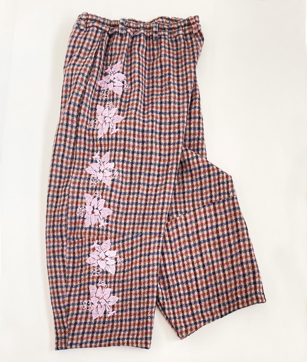 軽i暖かワイドパンツ ウールガーゼ毛100％（裏地綿100％） 刺繡/ スミレ ご希望のパンツ丈で受注制作 ボタニ