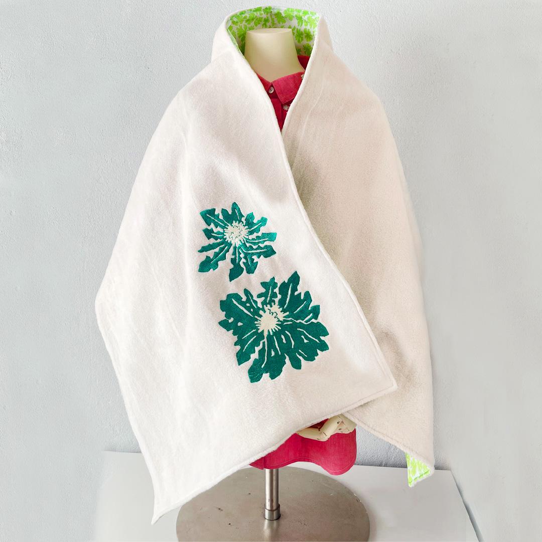 春を待つタンポポ 上質なメルトンフリース と 草花模様アメリカフウロの組み合わせ 暖かいショール ひざ掛け ボタニカル