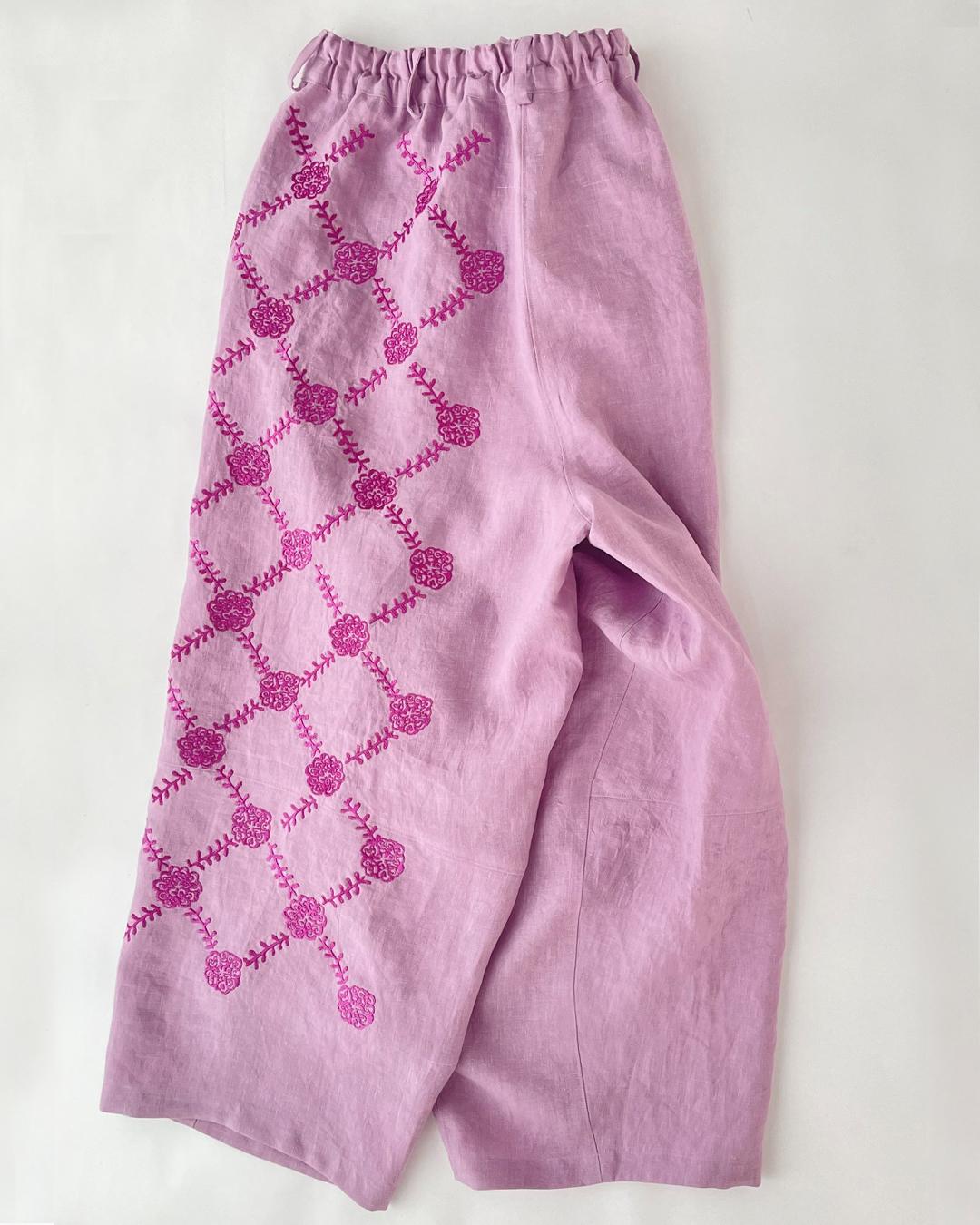 軽やか麻パンツ　ラベンダーピンク　刺繍/ トウダイグサ　ワイドパンツ　ご希望のパンツ丈受注制作　ボ