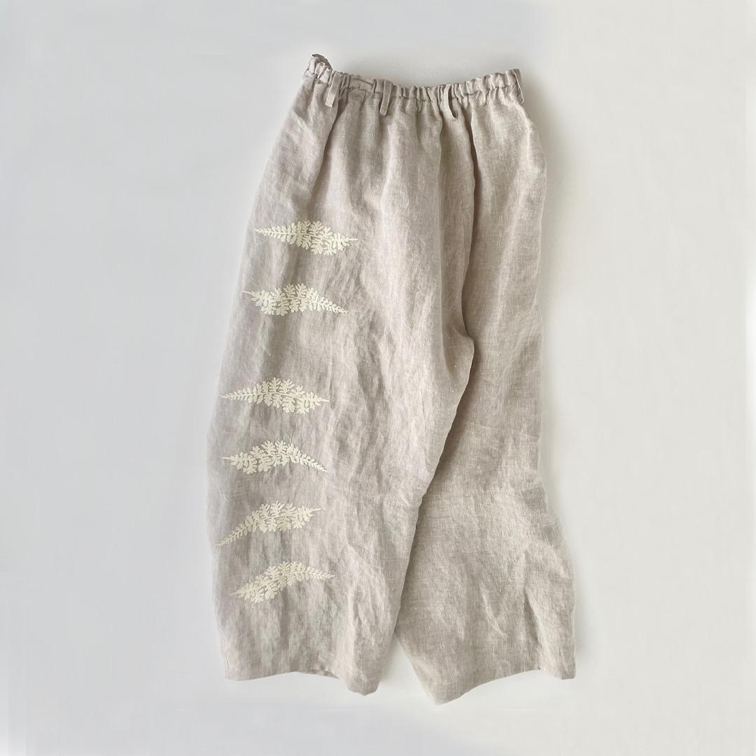 軽やか麻パンツ　シャンブレーベージュ　刺繡/ シダ　ワイドパンツ　ご希望のパンツ丈で受注制作　ボタニカル
