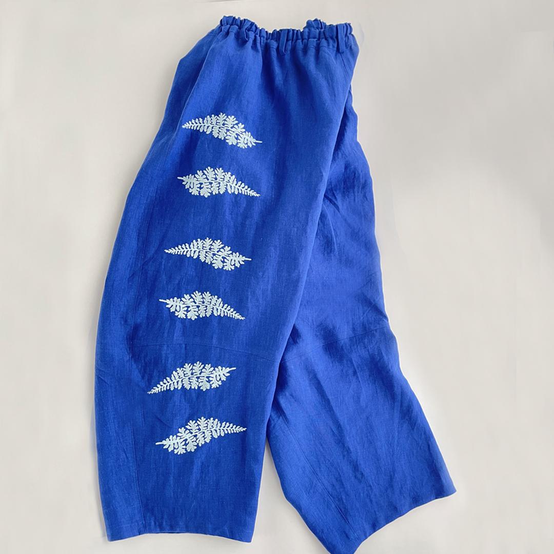 軽やか麻パンツ　ブリティッシュブルー　刺繍/ シダ　ワイドパンツ　ご希望のパンツ丈受注制作　ボタニカル
