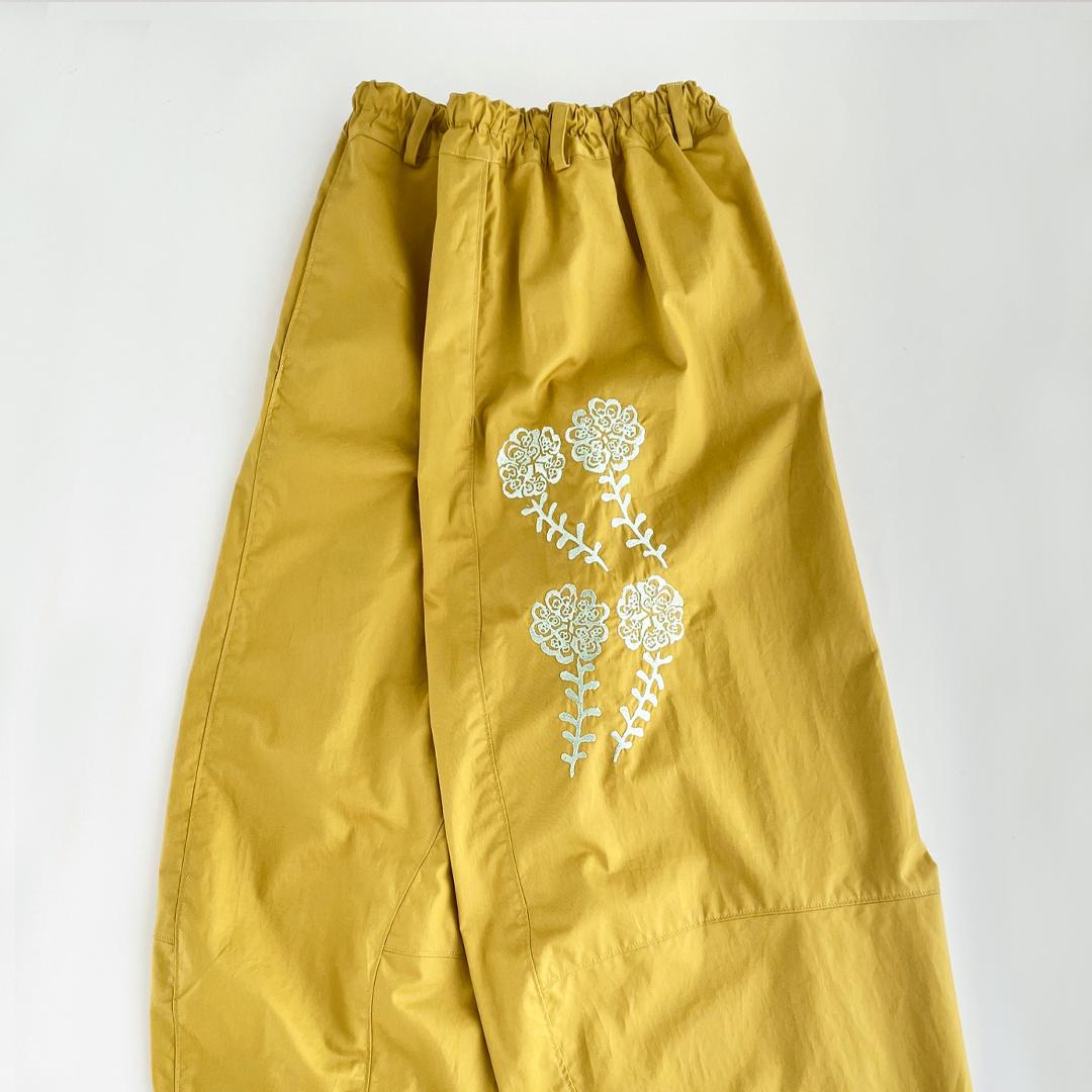 軽やか綿チノパンツ　くすみイエロー　刺繍/ トウダイグサ　ワイドパンツ　ご希望のパンツ丈受注制作　ボタニカル
