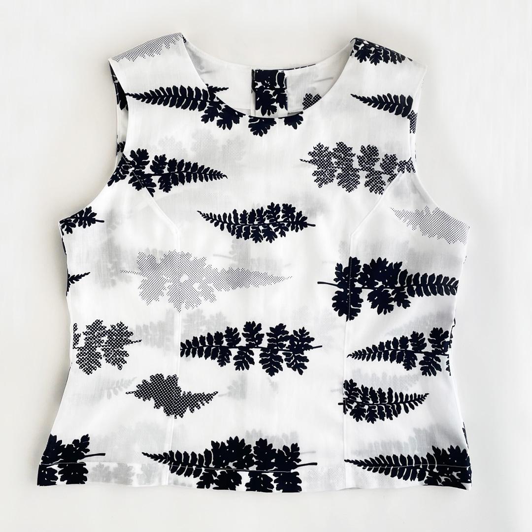 爽やかノースリーブブラウス /　シダ　秋まで活躍　ジャケットやニットのインに　草花模様　ボタニカル1枚目の画像