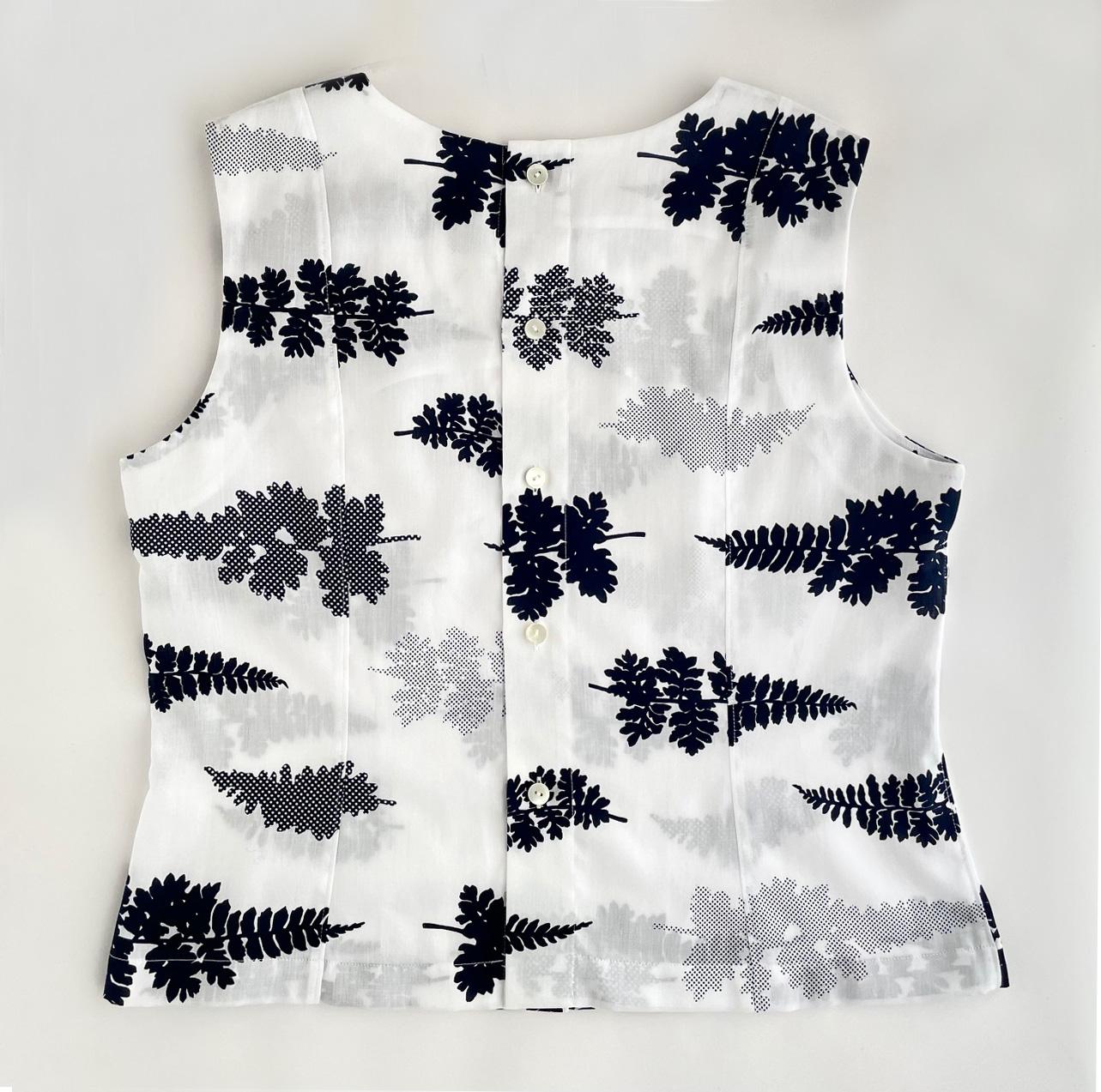 爽やかノースリーブブラウス /　シダ　秋まで活躍　ジャケットやニットのインに　草花模様　ボタニカル | 2枚目