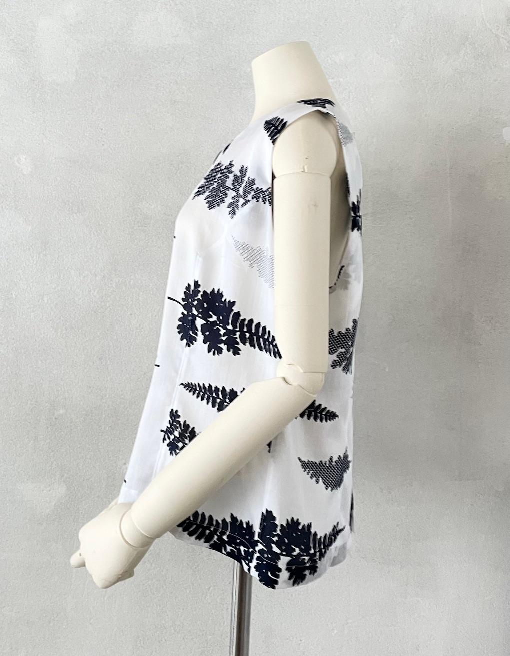 爽やかノースリーブブラウス /　シダ　秋まで活躍　ジャケットやニットのインに　草花模様　ボタニカル | 4枚目