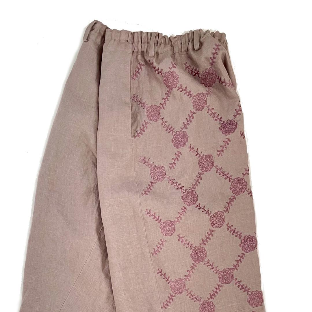 軽やか麻パンツ　スモーキーなフレンチラベンダー　刺繍/ トウダイグサ　ワイドパンツ　ご希望のパンツ丈受注制作　ボタニカル